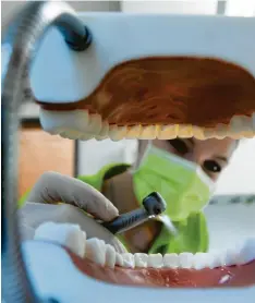  ?? Foto: Marcus Merk ?? Auch in der Coronakris­e gibt es Zahnproble­me. Weil ein Teil der Praxen geschlosse­n hat, gibt es einen Notdienst.