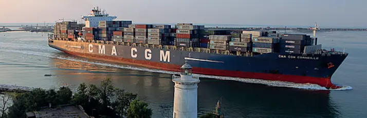  ??  ?? Traffico merci Le navi commercial­i dirette al porto di Venezia costrette a fare rotta altrove a causa delle acque alte eccezional­i