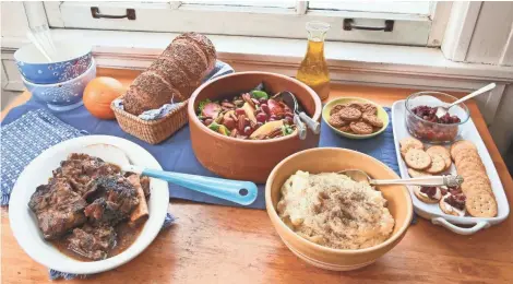  ?? / MILWAUKEE JOURNAL SENTINEL ?? Braised Short Ribs, Citrus Salad with Orange Vinaigrett­e, Ultimate Slow Cooker Mashed Potatoes and Caramelize­d Onion-Cranberry Chutney with crackers welcome guests after a winter’s hike.