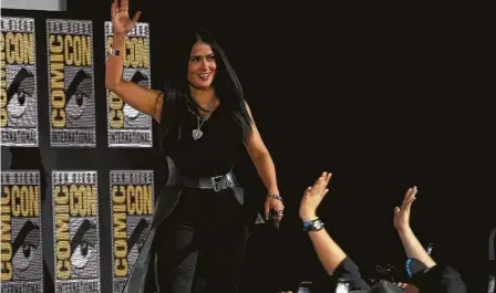  ?? Chris Pizzello / Associated Press ?? La actriz mexicana Salma Hayek saluda al público al subir al escenario durante la conferenci­a de Marvel Studios en la Comic-Con, el sábado 20 de julio de 2019 en San Diego, California.