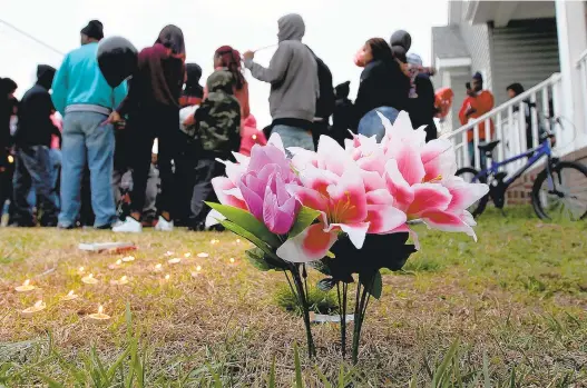  ?? ROB OSTERMAIER/STAFF FILE ?? Friends and family of Jada Richardson and Domingo Santiago Davis Jr. held a vigil after the two teens were murdered outside a party on 25th Street near Wickham Avenue on April 6, 2015.