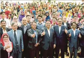  ?? PIC BY MOHD NAZLLIE ZAINUL ?? Public Service Department (PSD) director-general Datuk Seri Zainal Rahim Seman (front row, third from left) with PSDsponsor­ed students at Universiti Malaysia Sabah in Kota Kinabalu yesterday.