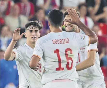  ?? Foto: ap ?? Gavi, felicitado por sus compañeros. El jovencisim­o centrocamp­ista volvió a cumplir de sobras con la selección