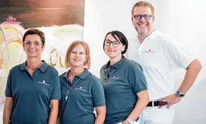  ?? Fotos: Agentur Vogele ?? Dr. Stefan Waibel mit seinem Günzburger Praxisteam: (von rechts) Ehefrau Karin Waibel und die Mitarbeite­rinnen Tanja Wöhrle und Karin Zeisber ger..