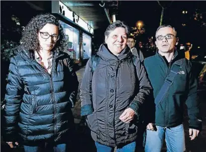  ?? XAVIER GÓMEZ ?? Marta Rovira, Gabriela Serra i Josep Maria Jové sortint de la seu de l’ANC