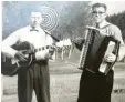  ??  ?? Roman Klarmann (rechts) spielte an‰ fangs mit einem Gitarrensp­ieler. „Der Beste, den ich je hatte“, sagt er.