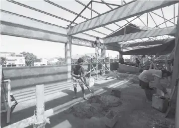  ?? CAPIZ AKSYON CENTER ?? MEN AT WORK. These workers are on their regular chores for the constructi­on of the Roxas Memorial Provincial Hospital in Roxas City, Capiz.