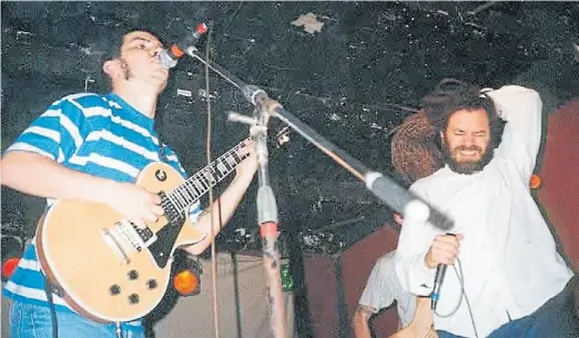  ?? FOTO GENTILEZA DE JULIANA LUMALDO ?? Alunizaje en los ‘90. Ariel Minimal, líder de Pez, y Sergio Rotman, de los Fabulosos Cadillacs, tocando en el mítico pub.