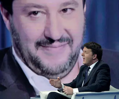  ?? I due Matteo ?? Matteo Renzi, ex premier, durante una recente partecipaz­ione a «Porta a Porta»Alle sue spalle il vice premier e ministro degli Interni, il leghista Matteo Salvini