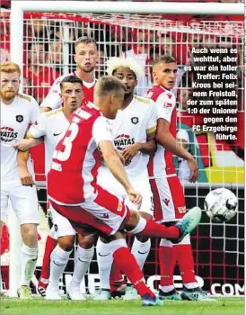  ??  ?? Auch wenn es wehttut, aber es war ein toller
Treffer: Felix Kroos bei seinem Freistoß, der zum späten 1:0 der Unioner
gegen den FC Erzgebirge
führte.