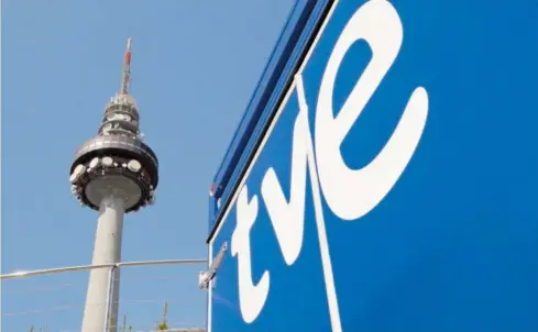  ?? EFE ?? Vista de el Pirulí, centro de comunicaci­ones de RTVE, junto al logotipo de TVE.