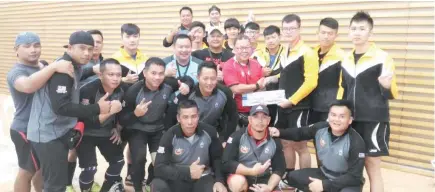  ??  ?? GOOD FIGHT ... athletes from Pentowa Sabah and Chinese Taipei after their meeting on Saturday with Rainold (centre) exchanging souvenirs with his counterpar­t from the rival team.