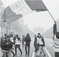  ??  ?? Des «Gilets jaunes» sur les Champs-elysées à Paris, le 8 décembre 2018