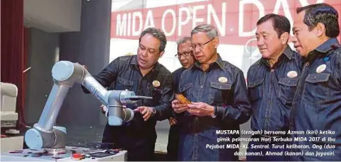  ??  ?? MUSTAPA (tengah) bersama Azman (kiri) ketika gimik pelancaran Hari Terbuka MIDA 2017 di Ibu Pejabat MIDA, KL Sentral. Turut kelihatan, Ong (dua
dari kanan), Ahmad (kanan) dan Jayasiri.