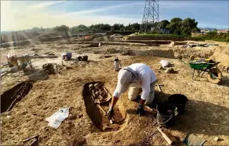  ?? (Photos Valérie Le Parc) ?? Sur le site situé derrière la coopérativ­e oléicole, au sud de la DN, une nécropole a notamment été révélée, où il n’est pas rare de trouver deux squelettes par tombe. Ici, un enfant âgé entre  et  ans, enterré avec un adulte.