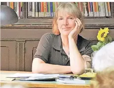  ?? FOTO: BERND SURREY ?? Beate Felten-Leidel liest nicht nur aus ihren Büchern, sondern erzählt auch aus ihrer Kindheit und Jugend in Grefrath.