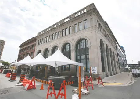  ?? DAN JANISSE ?? The mass vaccinatio­n site at the downtown Windsor Hall closed on Friday. A new site opens Monday at Devonshire Mall.