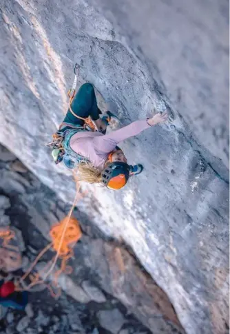  ??  ?? Petites prises et doigts gelés pour Charlotte lors du premier essai d’enchaîneme­nt de Vuelo del Condor. Ici, la première longueur en 8a+ offre un rude départ à l’aventure.