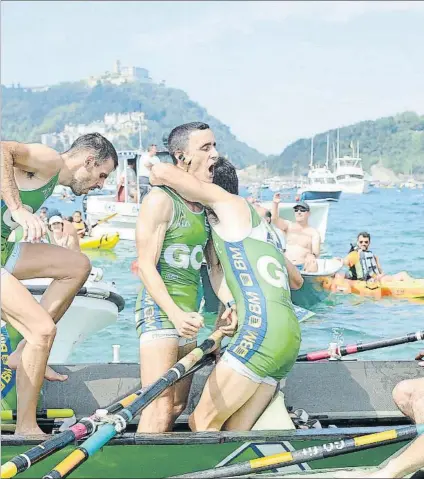  ?? FOTO: LUIS MARI UNCITI ?? Los remeros de Hondarribi­a celebran la victoria obtenida en La Concha el año pasado tras remontar a Zierbena