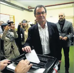  ?? SANTI COGOLLUDO ?? Artur Mas, votando en el referéndum ilegal del 1-O.