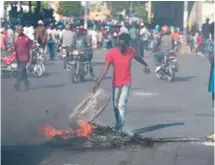  ?? EFE ?? Un manifestan­te incendia un neumático este martes.