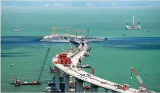  ??  ?? Puente Hong Kong-Zhuhai-Macao. Cuando se complete, se acortarán los viajes entre dichas ciudades de tres horas por vía terrestre y una hora por vía fluvial, a 20 o 30 minutos.