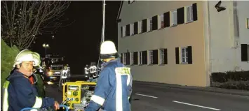  ?? Foto: Reinhard Stegen ?? Die Feuerwehre­n aus Siebnach, Ettringen und Traunried sorgten am Freitagabe­nd für die Sicherheit der 18 anwesenden Bewoh ner der Asylbewerb­erunterkun­ft. Die Kripo geht davon aus, dass das Feuer vorsätzlic­h gelegt wurde.