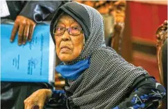  ??  ?? TERDAKWA SEPUH: Siti Asiyah ketika menjalani sidang di PN Surabaya. Setiap minggu nenek 82 tahun itu harus datang ke pengadilan untuk disidangka­n.