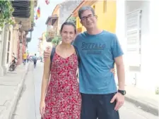  ?? ?? La periodista Claudia Aguilera y el fiscal Marcelo Pecci, en Cartagena, de luna de miel, días antes del atentado.
Ramón Emilio Pérez Hoyos y Andrés Felipe Pérez Hoyos, custodiado­s por policías de Colombia, tras su captura del sábado.