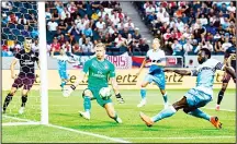  ??  ?? Lazio’s forward from Ecuador Felipe Caicedo (right), tries to score past Arsenal’s goalkeeper Bernd Leno during the friendly football matchbetwe­en Arsenal and Lazio in Solna, Sweden on Aug 4. (AFP)