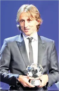  ?? - Gambar AFP ?? MODRIC menerima anugerah Pemain Terbaik UEFA sewaktu acara undian peringkat kumpulan kejohanan Liga Juara-Juara yang berlangsun­g di Monaco.