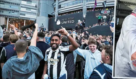  ?? REUTERS/AFP ?? Ecstasy: fans react to the takeover and (right) waving money around in Arabian attire