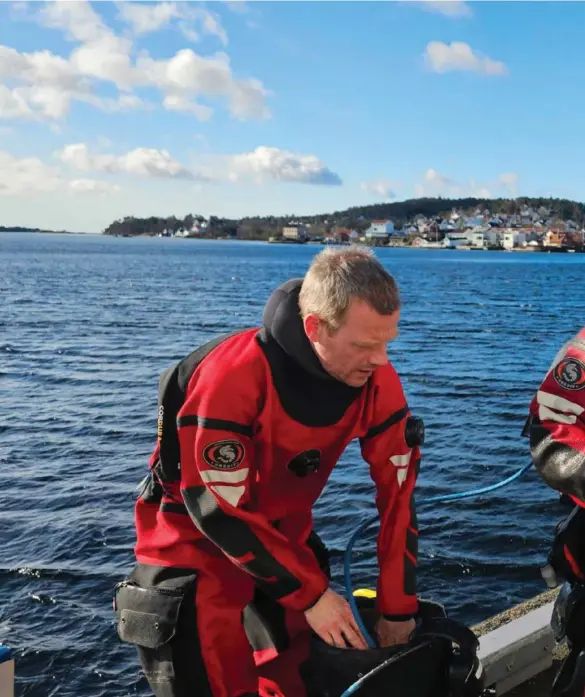  ?? ?? GOD SIKT I STARTEN: Redningsdy­kker Kenneth Skjulestad med linefører Torger Singelstad etter at de hadde hentet opp rullatoren fra vannet.