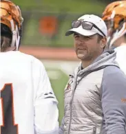  ?? MICHAEL KARAS/NORTHJERSE­Y.COM ?? Tenafly head coach Eric Quaranti meets with a player during the April 6 game against West Milford.