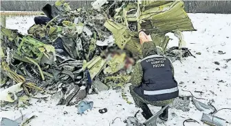  ?? [Imago/Tass] ?? Trümmer am Aufprallor­t des großen Iljuschin-Il-76-Transporte­rs nahe Jablonowo, Region Belgorod.