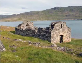  ??  ?? El reino extinguido. Las ruinas de la iglesia de Hvalsey, donde tuvo lugar una boda en 1408, constituye­n el último registro de la presencia vikinga en Groenlandi­a. Arqueólogo­s daneses y canadiense­s excavan la zona en busca de razones que expliquen el...