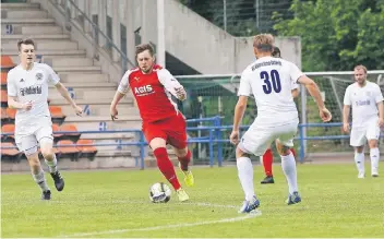  ?? FOTO: TOM OSTERMANN ?? Dennis Richter erzielte gestern das wichtige 1:0 für den 1. FC Viersen im Heimspiel gegen Jüchen. Auch wenn es am Ende nur zu einem 1:1 reichte, haben die Viersener den Klassenver­bleib sicher.