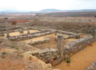  ??  ?? Sobre estas líneas, ruinas de Numancia; abajo, reconstruc­ción de las torres y parte del muro de Numancia; a la derecha, aljibe con escaleras.