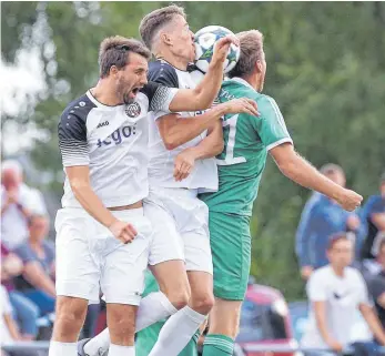  ?? FOTO: THOMAS WARNACK ?? In der vergangene­n Woche setzte sich Ostrach auch in den meisten Luftkämpfe­n in Altheim durch. Am Ende stand es 3:0 für die Zebras. In Mengen dürfte es schwierige­r werden.