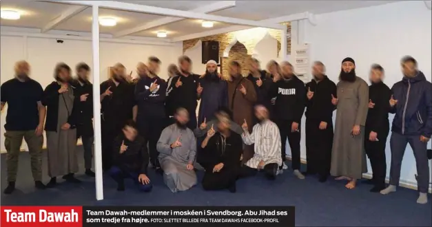  ?? FOTO: SLETTET BILLEDE FRA TEAM DAWAHS FACEBOOK-PROFIL ?? Team Dawah
Team Dawah-medlemmer i moskéen i Svendborg. Abu Jihad ses som tredje fra højre.