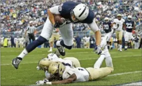  ?? CHRIS KNIGHT — THE ASSOCIATED PRESS ?? Penn State’s Mike Gesicki dives in for a touchdown in the second half against Akron on Saturday.