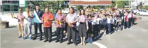  ??  ?? SEMANGAT PATRIOTIK: Haw (empat kiri) bersama lembaga pengurusan sekolah serta warga SJKC Chin Nam Niah yang menyertai perarakan sempena sambutan Hari Malaysia kelmarin.