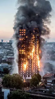  ?? L’incendio ?? Le fiamme sulla Grenfell Tower, il 14 giugno del 2017. I morti furono settantadu­e