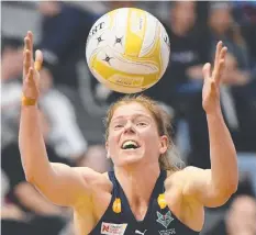  ??  ?? Geelong’s Tegan Philip (Vixens) reaches for the ball. Picture: AAP