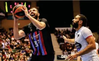  ?? EFE ?? Mirotic se dispone a anotar en un momento del partido entre Obradoiro y Barcelona.