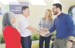  ??  ?? El nuevo CEO de los Centros Sor Isolina saluda a empleados de Ponce y Guayama como parte del inicio de sus funciones.