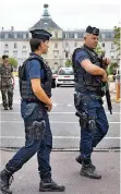  ?? FOTO: SAKUTIN/DPA ?? Bewaffnete Polizeibea­mten patrouilli­eren dort, wo zuvor ein BMW-Fahrer in eine Soldatengr­uppe gerast war.