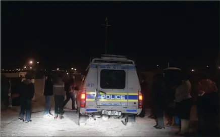  ?? PICTURE: BHEKI RADEBE ?? SAPS members of the Harare police station in Khayelitsh­a on patrol in their precinct on Wednesday night.