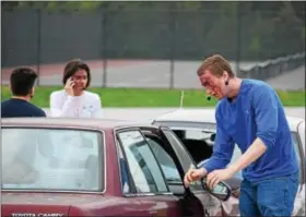  ?? MARIAN DENNIS — DIGITAL FIRST MEDIA ?? Students at Owen J. Roberts High School reenact a fatal crash Thursday to demonstrat­e to their classmates the effects of drinking and driving or distracted driving.