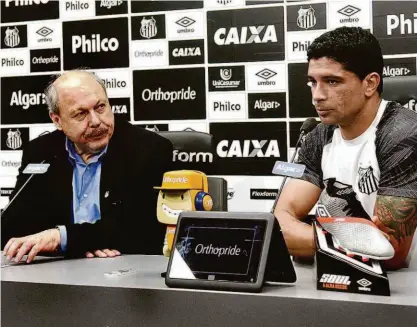  ?? : Ivan Storti/santos FC ?? Ao lado de José Carlos Peres, presidente do Peixe, o volante Renato fala sobre a sua nova função como executivo de futebol e a aposentado­ria no final do ano; nesta temporada, ele acumulará os dois trabalhos